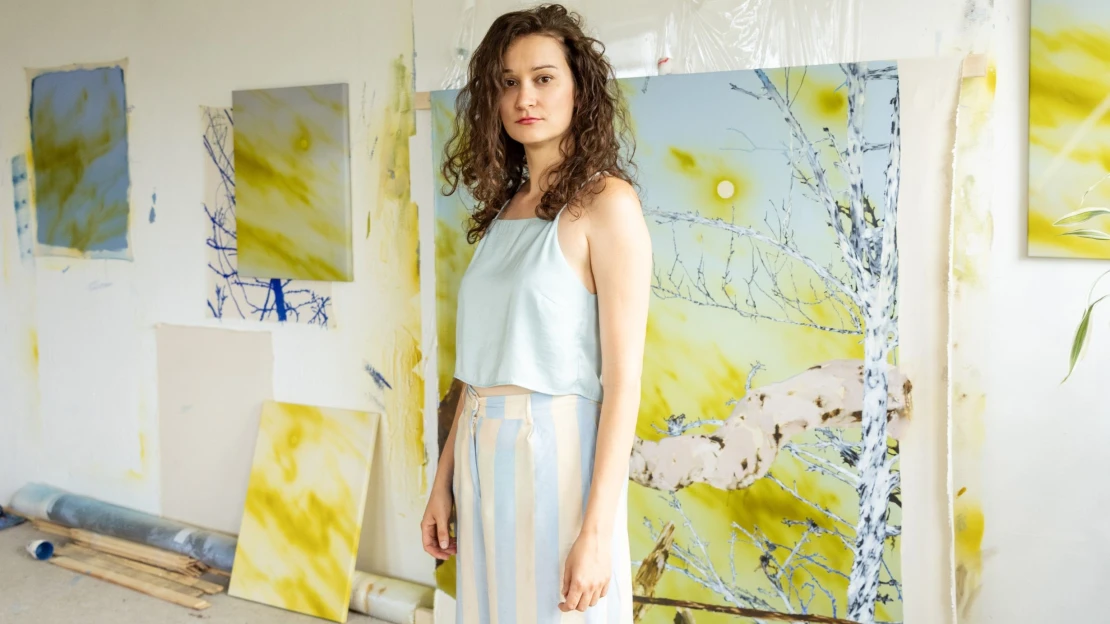 Co cítí les, když ho kácejí? Slovenská umělkyně s&nbsp;malbami na toto téma dobývá svět