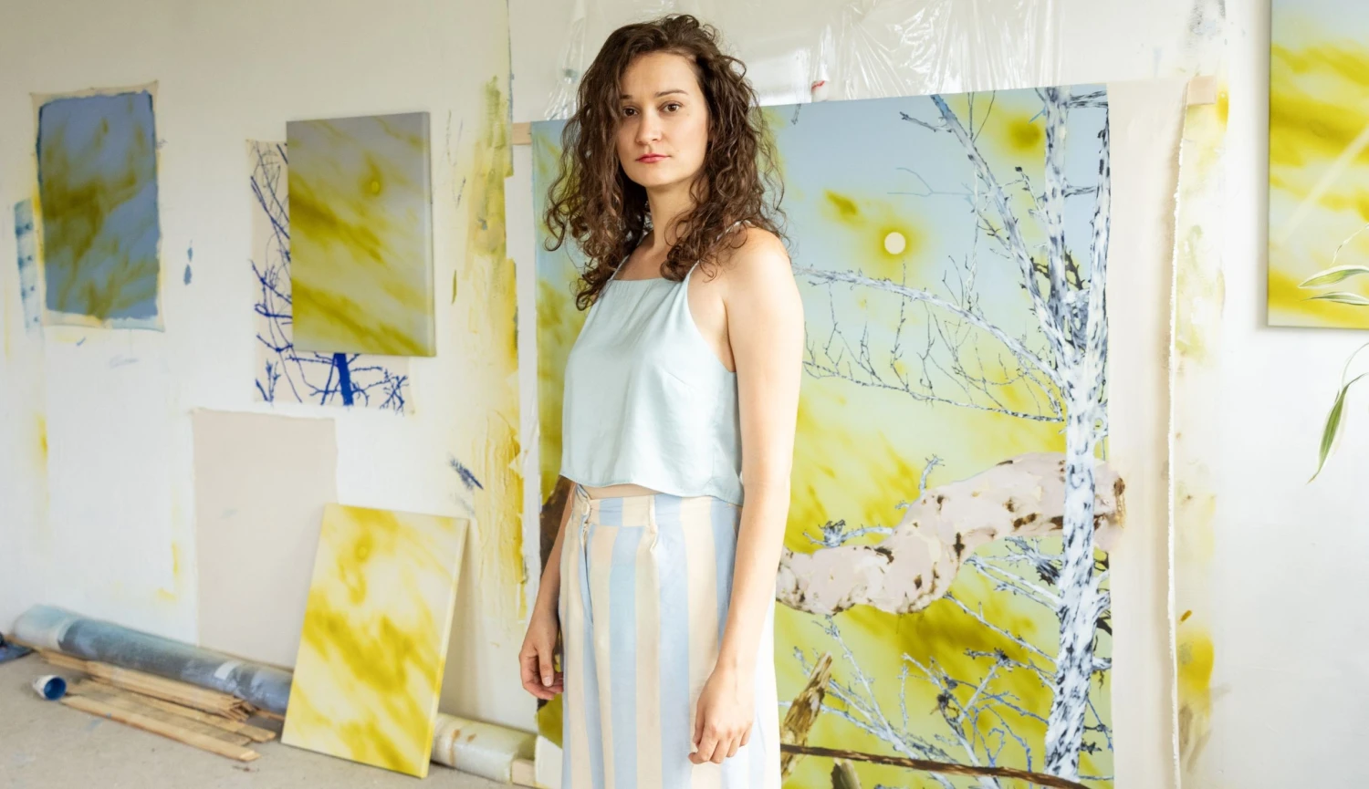 Co cítí les, když ho kácejí? Slovenská umělkyně s&nbsp;malbami na toto téma dobývá svět