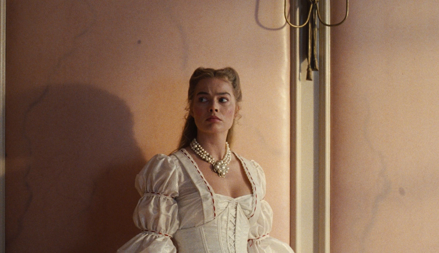 Když kostýmy přebíjejí i příběh. Proč jsou teď všude vidět Bouřlivé výšiny?