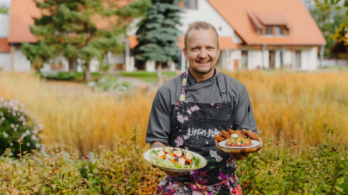Bib Gourmand, zelená hvězda a&nbsp;vlastní pole. Proč si zajet do Dvora Perlová voda?