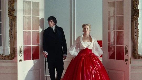 Když kostýmy přebíjejí i&nbsp;příběh. Proč jsou teď všude vidět Bouřlivé výšiny?