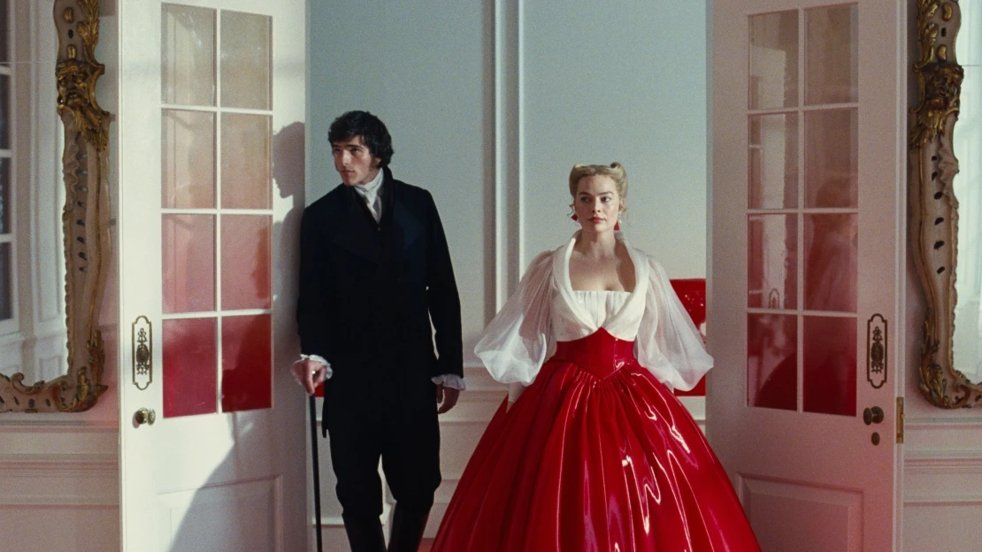 Když kostýmy přebíjejí i&nbsp;příběh. Proč jsou teď všude vidět Bouřlivé výšiny?