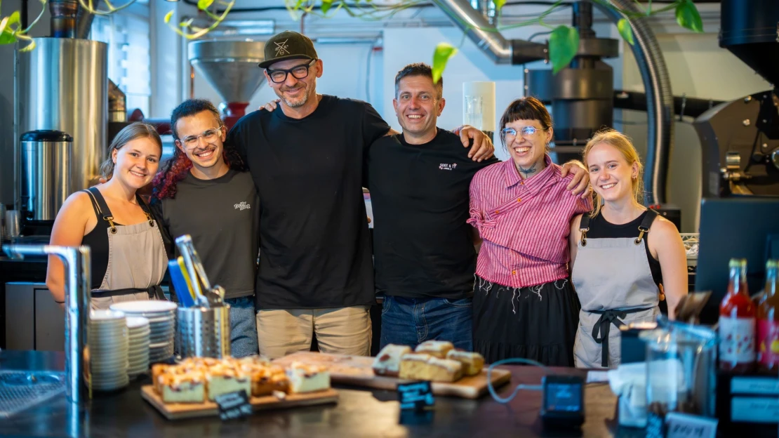 Z loděnice vyrostla pražírna. Zásobuje stovky podniků a&nbsp;zrodila v&nbsp;Brně kávový fenomén