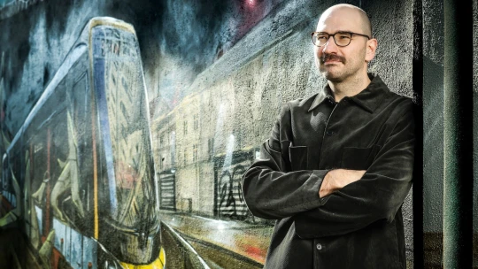 Blýskl se dokumentem o Naganu. Teď oživil režisér Hudeček absurditu covidových časů