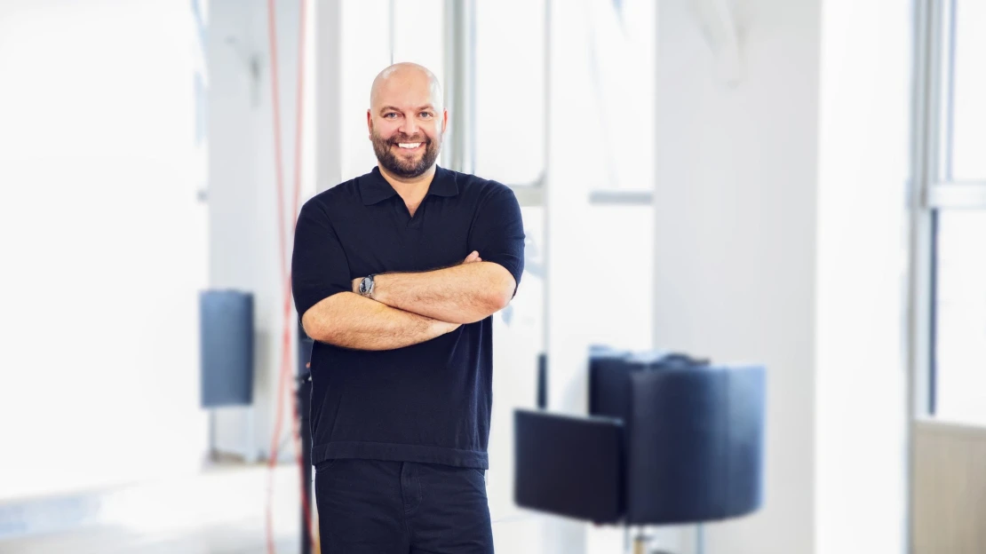 Bývalý terapeut stříhá elitu. V&nbsp;salonu kombinuje psychologii s&nbsp;kadeřnictvím