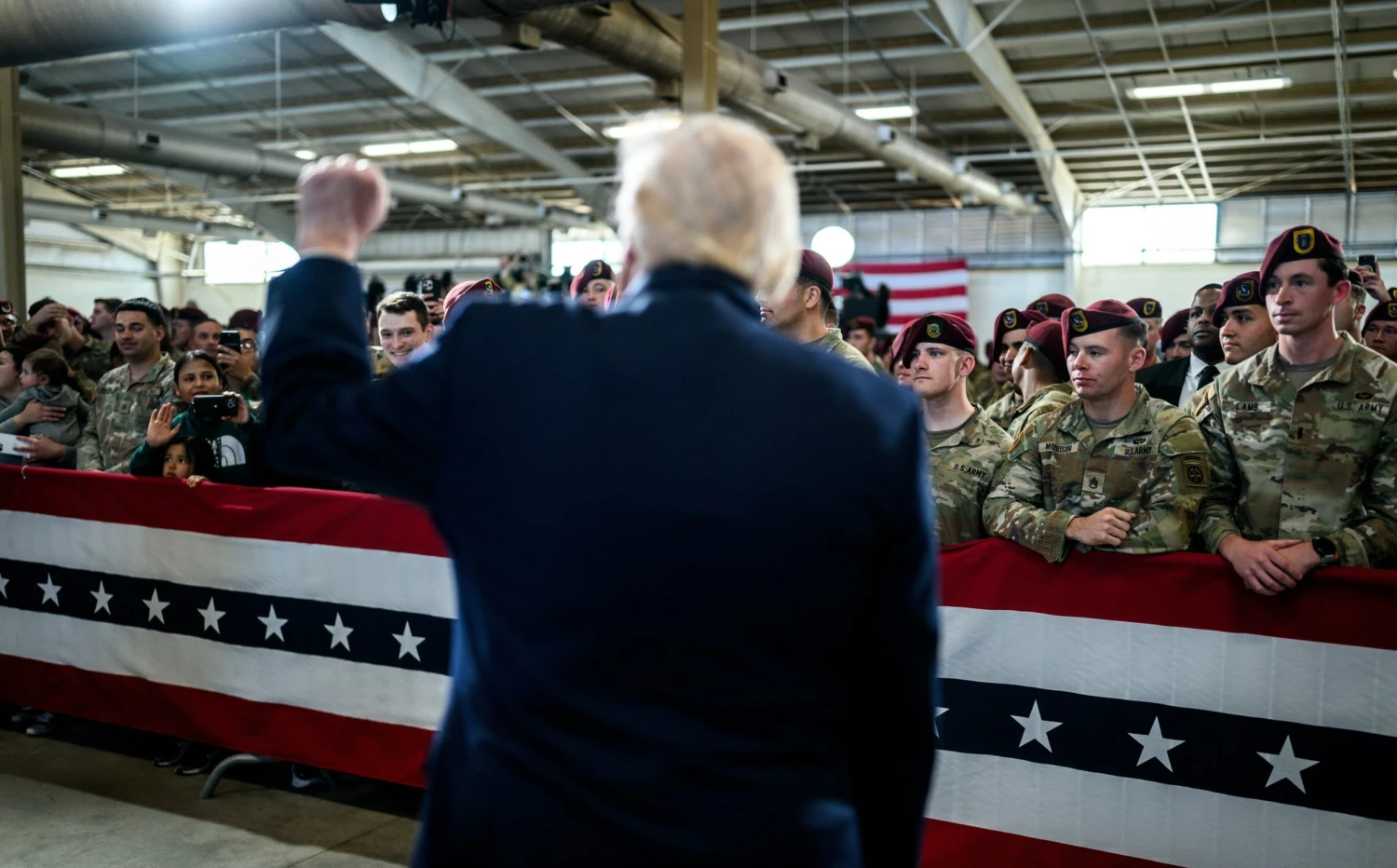 Nákladné chrastění zbraněmi. USA hrozí útokem na Írán, už teď utrácí miliardy