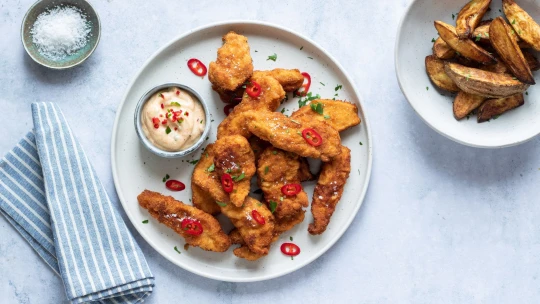 Pikantní & křupavé. Kuřecí stripsy s chilli majonézou vás nenechají chladnými
