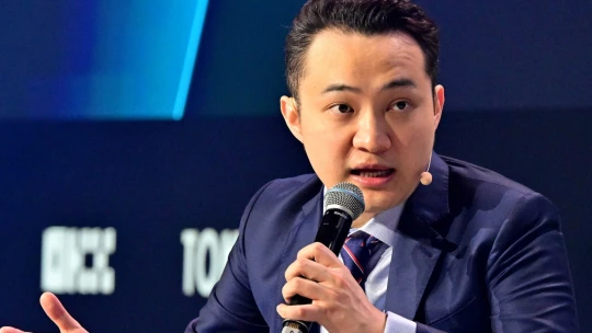 Zaplatil sto milionů za oběd s Buffettem. Tuhle radu od něj Justin Sun dostal