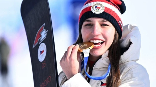 První česká medaile a hned zlatá. Zklamanou Ledeckou zastoupila Maděrová