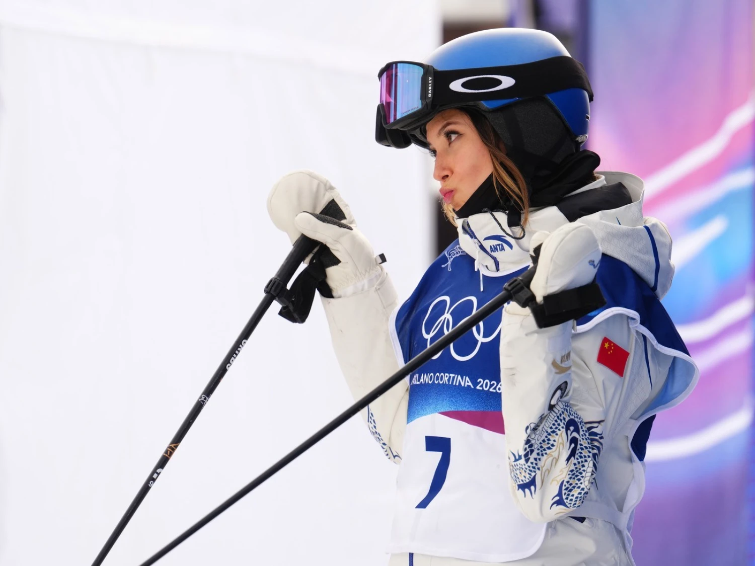 Koruna nadále oslabuje k euru i dolaru. Investoři se zbavují rizikovějších aktiv