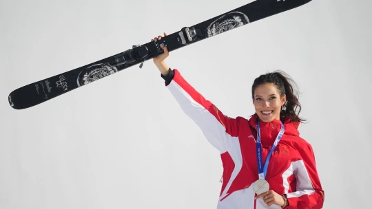 Hvězda bez hranic. Jak ze sebe olympijská lyžařka Eileen Gu udělala globální značku