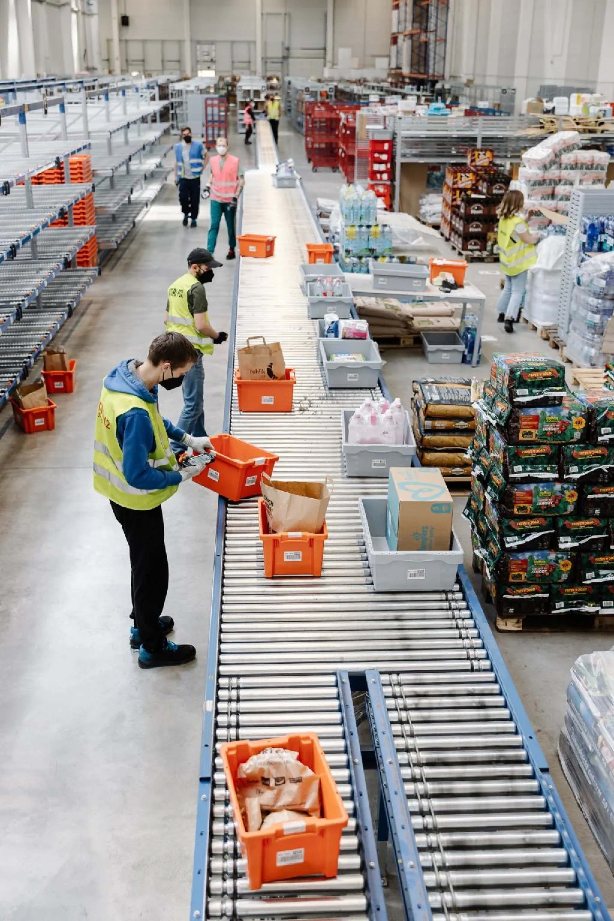 Jedou nonstop a odbaví šestkrát víc balíků. Jak vypadají nejhektičtější dny e-shopů?