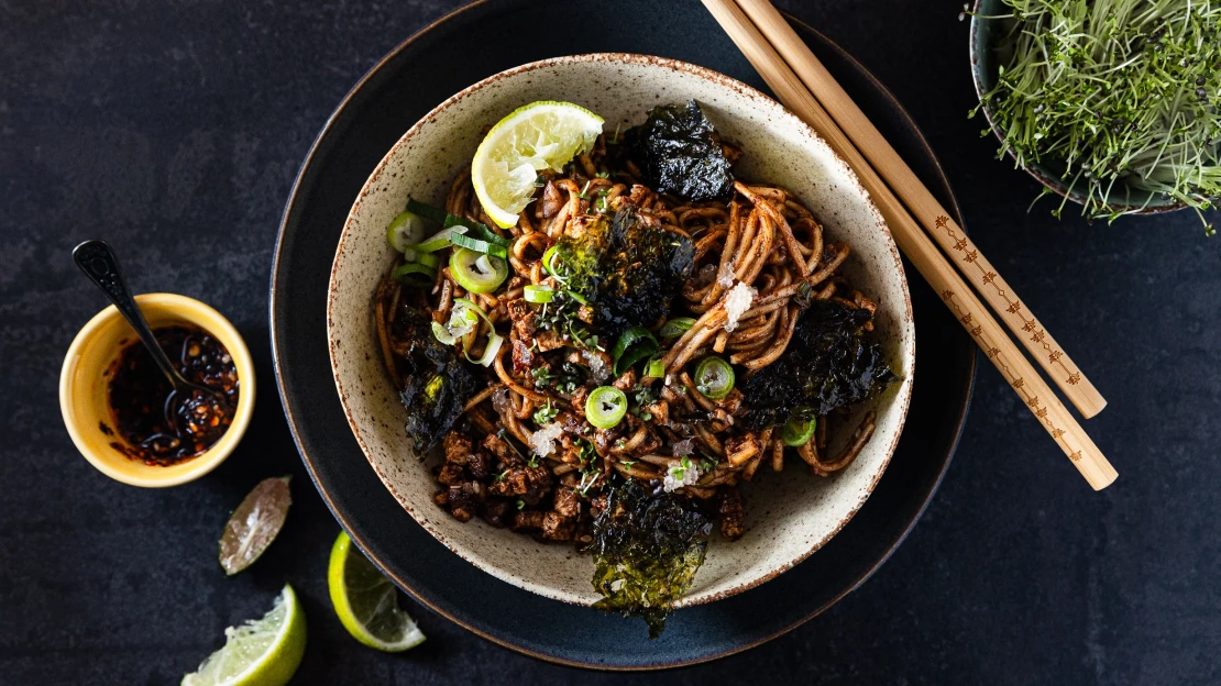 V pánvi to jen zasyčí. Rychlé nudle s arašídovým máslem & tofu