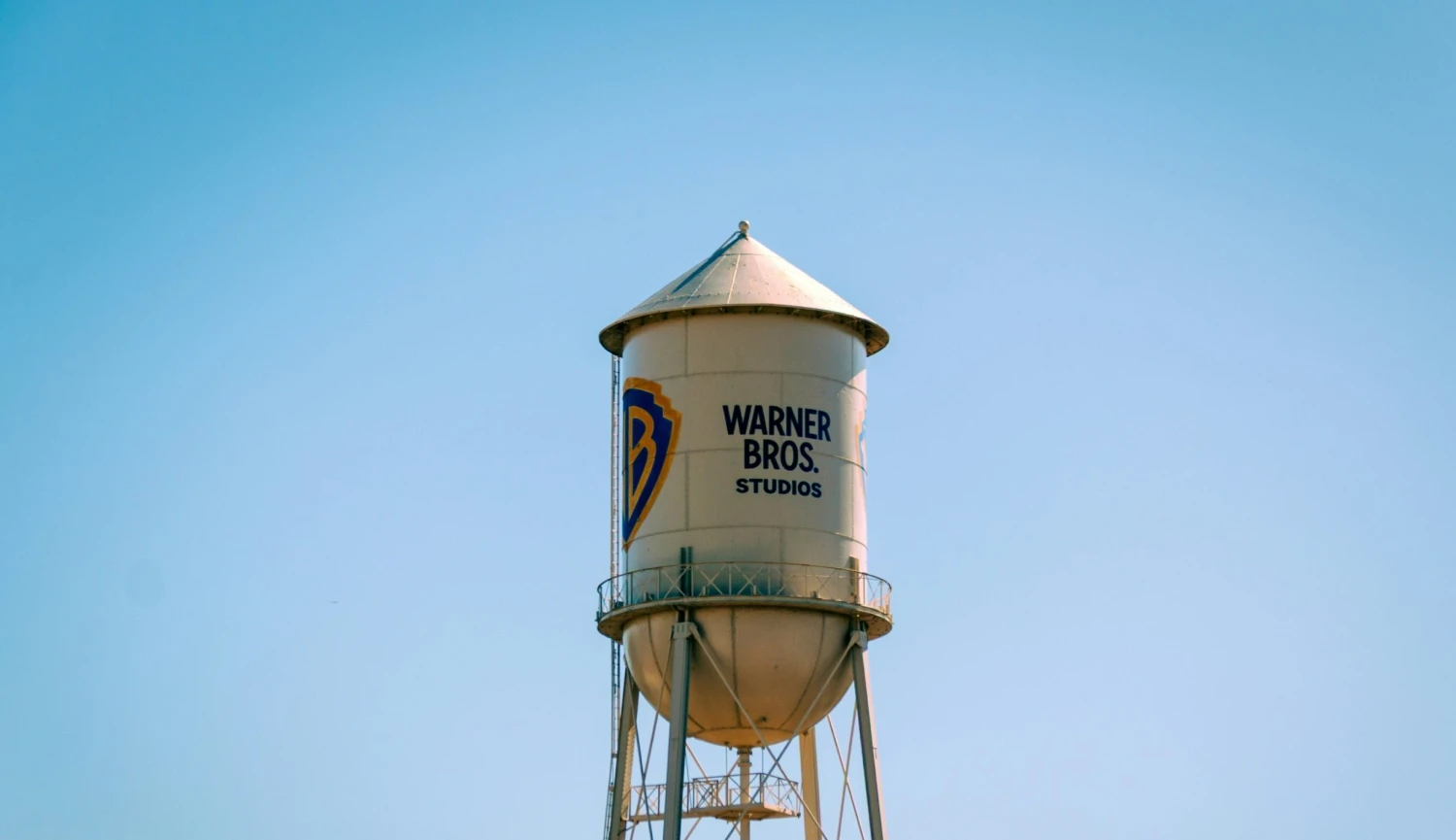 Paramount zvyšuje nabídku za akcie Warner Bros. Mediální válka se vyhrocuje politickými spory