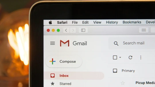 Trapné vyhazovy i promarněné dny. Omylem odeslaný e-mail může stát miliony