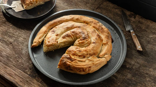 Burek sa sirom. Balkánská specialita ze šesti surovin plněná sýrem