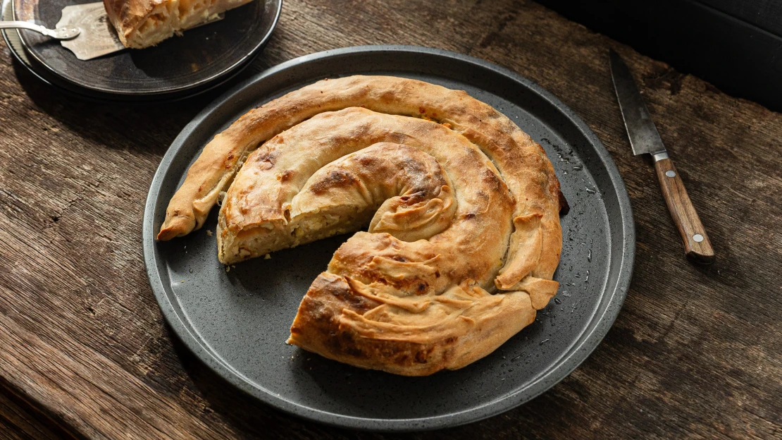 Burek sa sirom. Balkánská specialita ze šesti surovin plněná sýrem