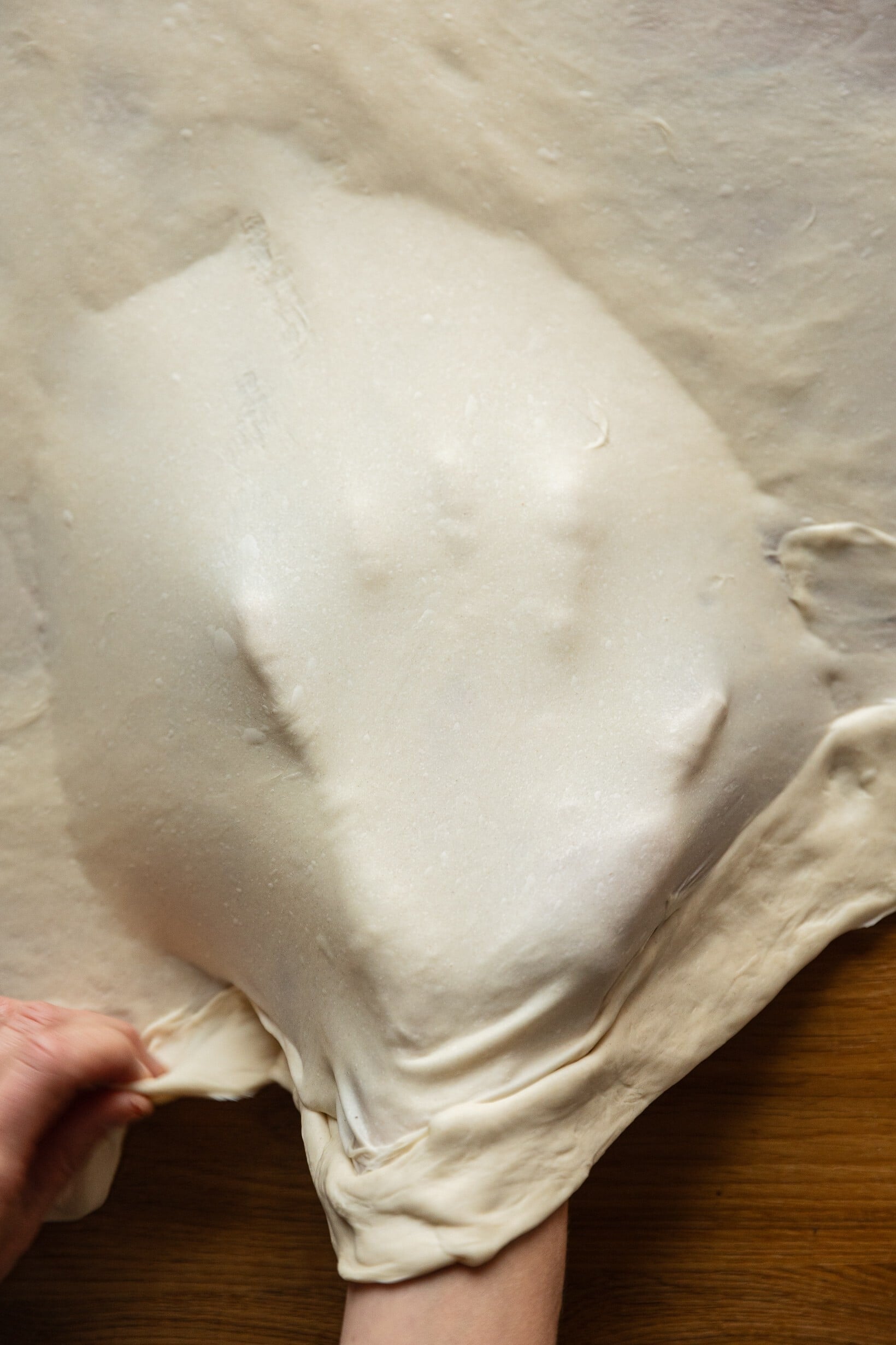 Burek sa sirom. Balkánská specialita ze šesti surovin plněná sýrem