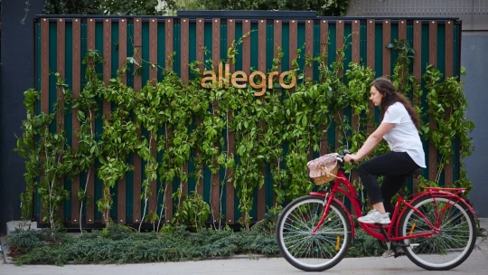 Antimonopolní úřad prohledává kanceláře Allegra v&nbsp;Polsku. Firmu podezřívá z&nbsp;preference vlastní logistiky