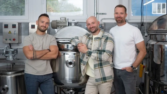 Od plešaté hlavy k vlasové kosmetice. Tři kamarádi založili stamilionový byznys