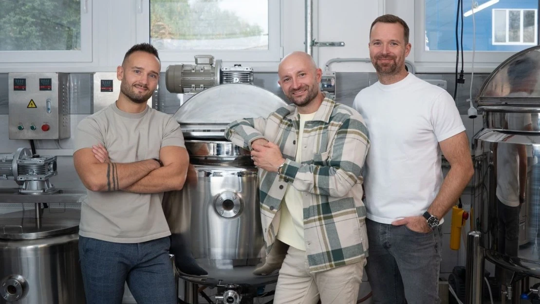 Od plešaté hlavy k vlasové kosmetice. Tři kamarádi založili stamilionový byznys