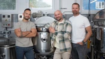 Od plešaté hlavy k vlasové kosmetice. Tři kamarádi založili stamilionový byznys