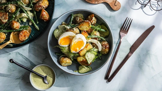 Svěží, křupavý i krémový. Zelený bramborový salát s bylinkovým dresinkem