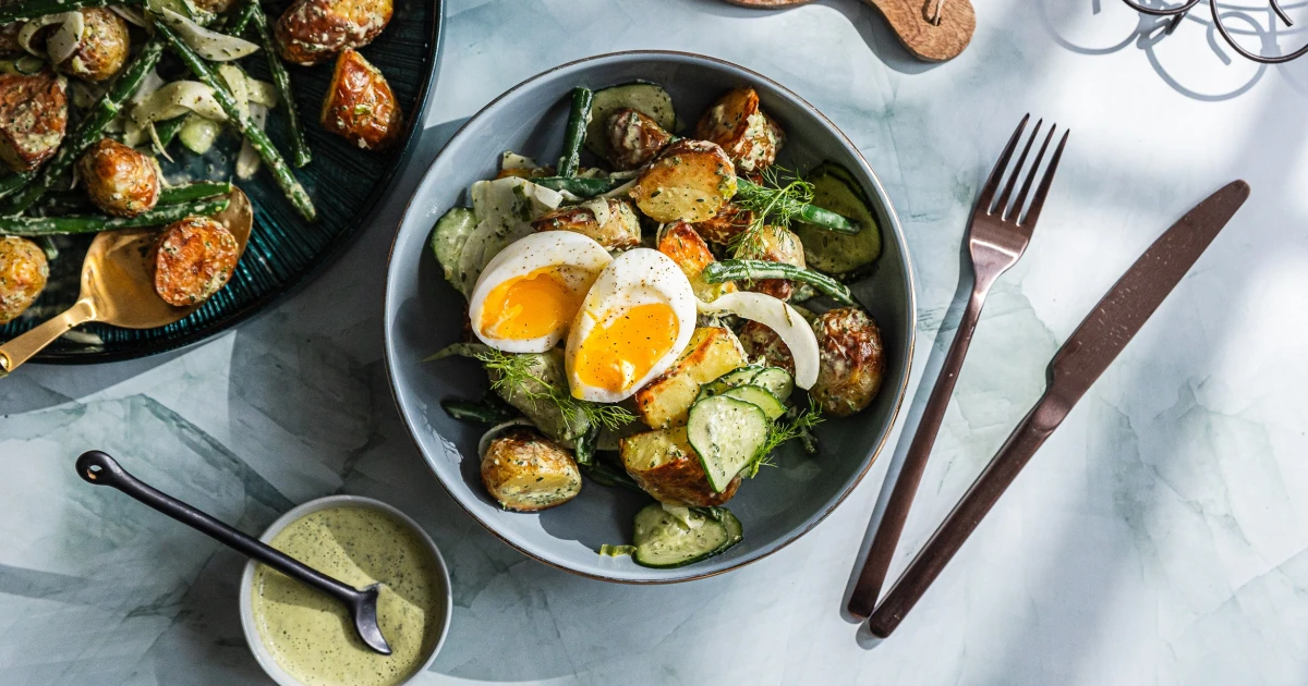 Svěží, křupavý i krémový. Zelený bramborový salát s bylinkovým dresinkem