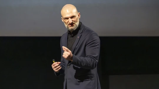 Nejmocnější zbraní je ticho. Od dětství nás však vedou k&nbsp;mluvení, říká Adam Dolník