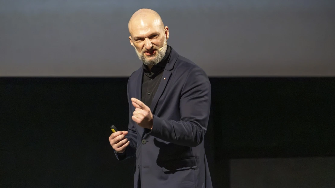 Nejmocnější zbraní je ticho. Od dětství nás však vedou k&nbsp;mluvení, říká Adam Dolník