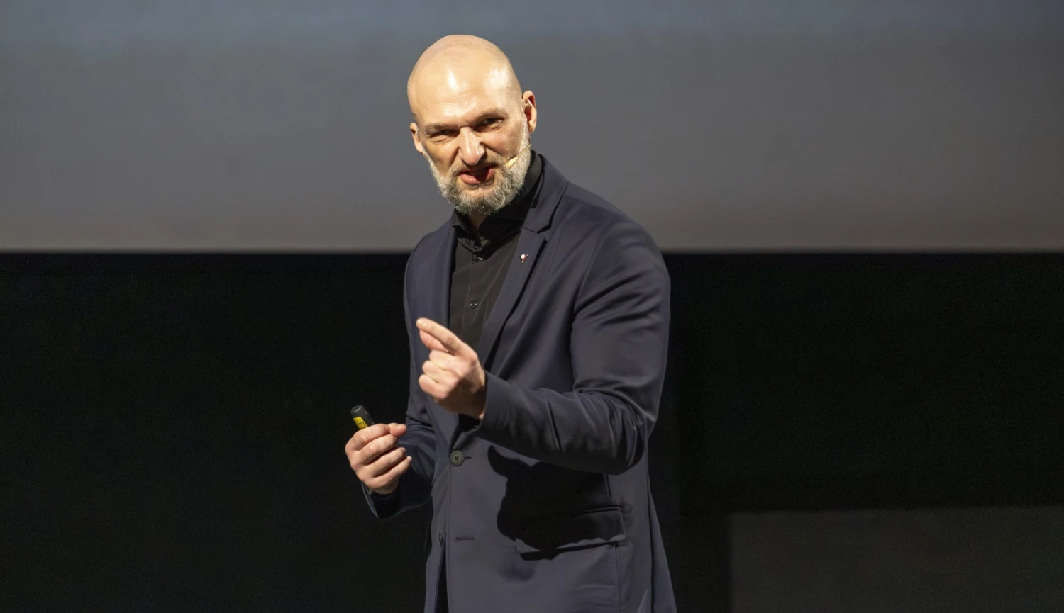 Nejmocnější zbraní je ticho. Od dětství nás však vedou k&nbsp;mluvení, říká Adam Dolník