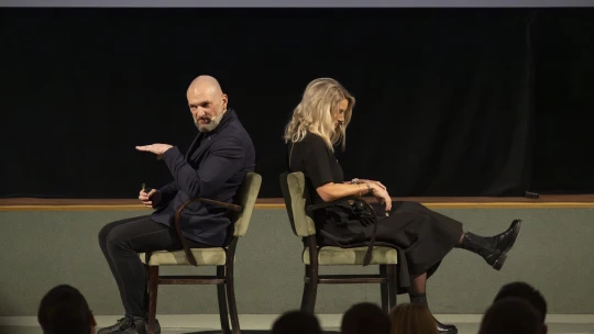 Neskákejte do řeči s mobilem v ruce. Adam Dolník radí, jak správně vyjednávat