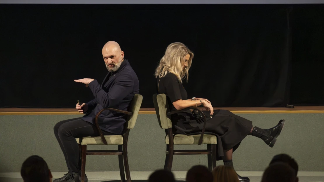 Neskákejte do řeči s mobilem v ruce. Adam Dolník radí, jak správně vyjednávat