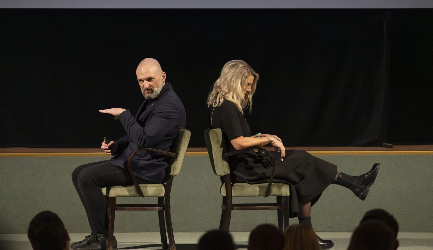 Neskákejte do řeči s mobilem v ruce. Adam Dolník radí, jak správně vyjednávat