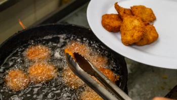 Zdraží smažák? Válka v Íránu má dopad na nošení obleků, smažení i pracovní dny