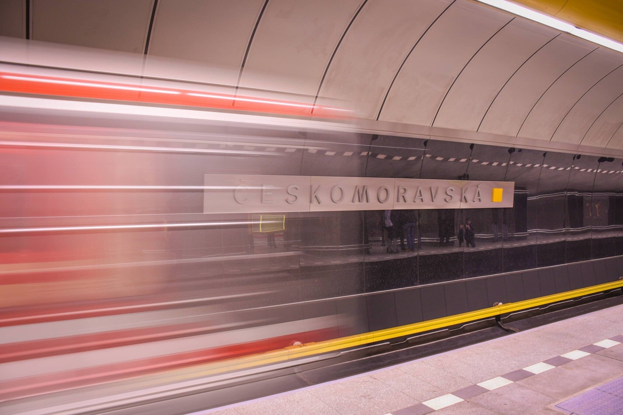 Z metra zase rovnou do O2 areny. Stanice Českomoravská je po více jak roce v provozu