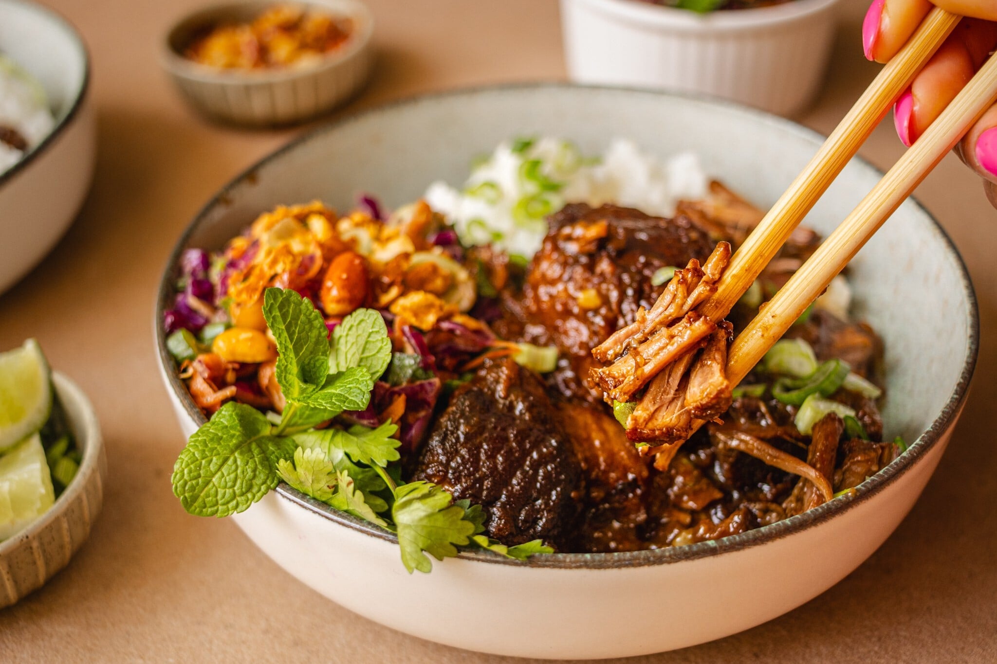 Voňavý asijský slow food. Šťavnatá žebra & křupavý arašídový coleslaw