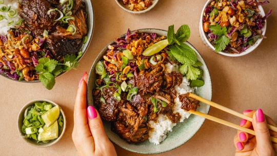 Voňavý asijský slow food. Šťavnatá žebra & křupavý arašídový coleslaw