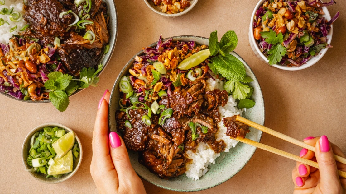 Voňavý asijský slow food. Šťavnatá žebra & křupavý arašídový coleslaw