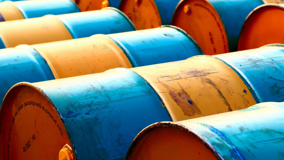 Náplast na ropnou krizi? USA dočasně povolily nákup barelů z&nbsp;Ruska