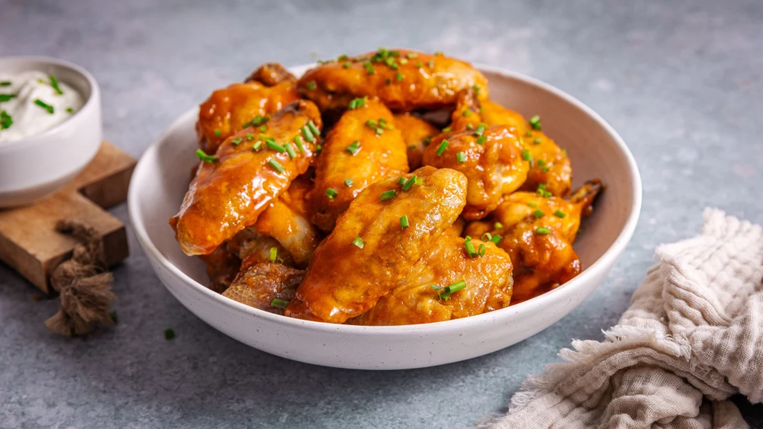 Buffalo křídla s modrým sýrem. Pátek třináctého nikdy nevypadal takhle dobře