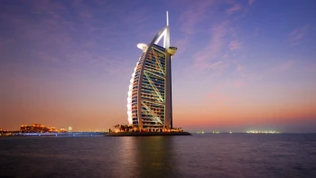 Útoky v&nbsp;Perském zálivu pokračují. Zasažen byl také ikonický dubajský mrakodrap