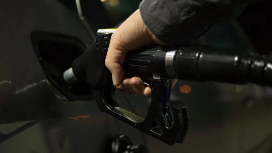 Konec drahoty na pumpách? Cena ropy i plynu začala výrazně klesat