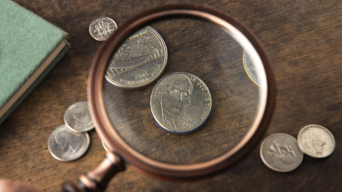 Méně za umění, více za mince. Český aukční trh loni přesáhl 2,8 miliardy korun