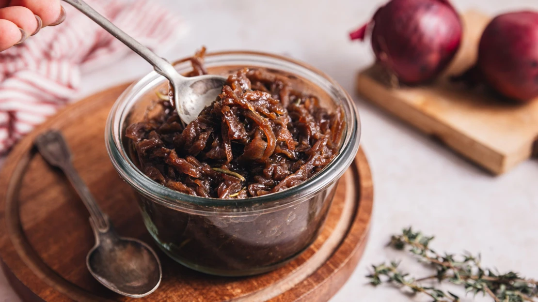 Chutney z červené cibule. Protože dobrý sýr si zaslouží dobrou společnost