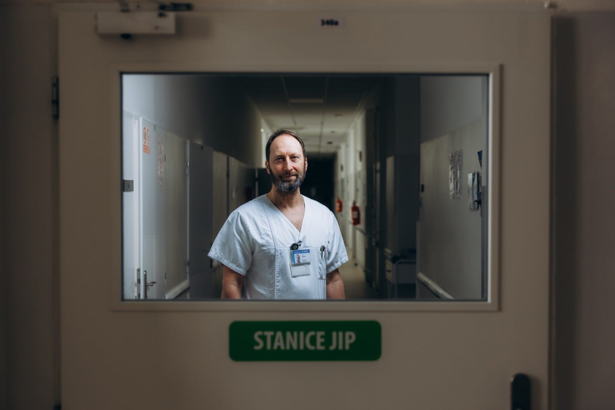 Stačí zápal plic a senioři najednou nevědí, kde jsou. Infektolog Chrdle nejen o deliriu