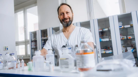 Stačí zápal plic a senioři najednou nevědí, kde jsou. Infektolog Chrdle nejen o&nbsp;deliriu