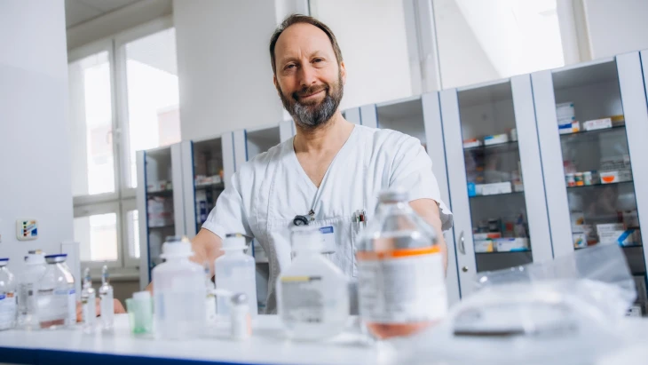 Stačí zápal plic a senioři najednou nevědí, kde jsou. Infektolog Chrdle nejen o&nbsp;deliriu