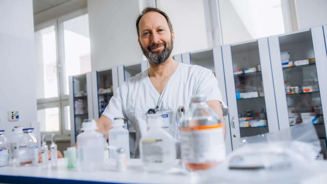 Stačí zápal plic a senioři najednou nevědí, kde jsou. Infektolog Chrdle nejen o&nbsp;deliriu