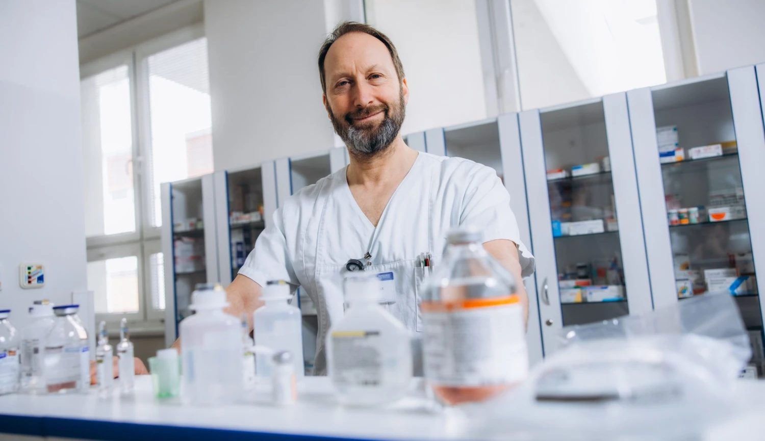 Stačí zápal plic a senioři najednou nevědí, kde jsou. Infektolog Chrdle nejen o&nbsp;deliriu